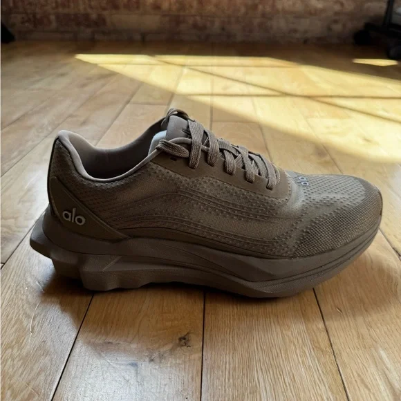 ALO Yoga Women’s Runner Sneaker in Gravel - Picture 4 of 9